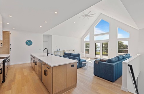 Romulus Casa | Seneca Serenity | Stylish & Bright Lake Escape
