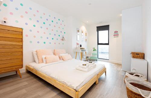 Wandsworth Apartamento | Sensational 2BR wViews & Balcony in Wandsworth