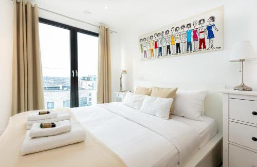 Wandsworth Apartamento | Sensational 2BR wViews & Balcony in Wandsworth
