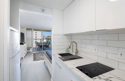 Diamond Head - Kapahulu - St. Louis Condominio | Sensational Seaside Condo, remodeled in 2023 parking available, 1 block to beach