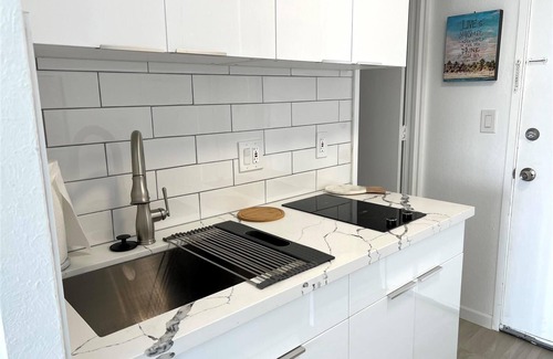 Diamond Head - Kapahulu - St. Louis Condominio | Sensational Seaside Condo, remodeled in 2023 parking available, 1 block to beach