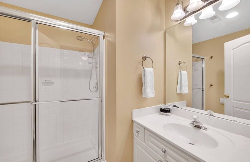 Cornelius Condominio | Sensational views of Lake Norman at the Peaceful Penthouse