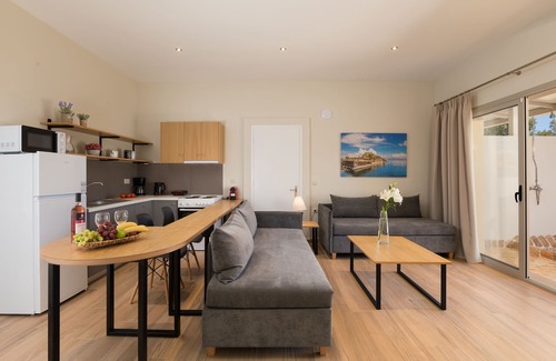 Dassia Apartamento | Senses Suite Tria: Apartamento de lujo reformado en Corfú