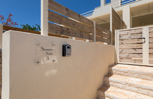 Dassia Apartamento | Senses Suite Tria: Apartamento de lujo reformado en Corfú