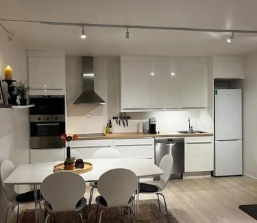 Sandnes Apartamento | Sentral og lys leilighet med stor uteplass og gratis parkering