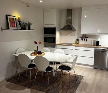 Sandnes Apartamento | Sentral og lys leilighet med stor uteplass og gratis parkering
