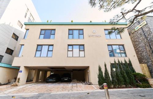 Cheongunhyoja-dong Hotel | Seochonyeoga