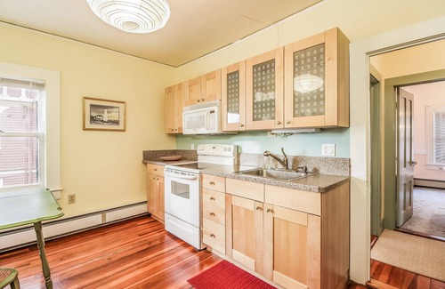 New London Apartamento | Separate apartment in ship captain's house. Quiet neighborhood. Near beach.