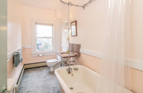New London Apartamento | Separate apartment in ship captain's house. Quiet neighborhood. Near beach.