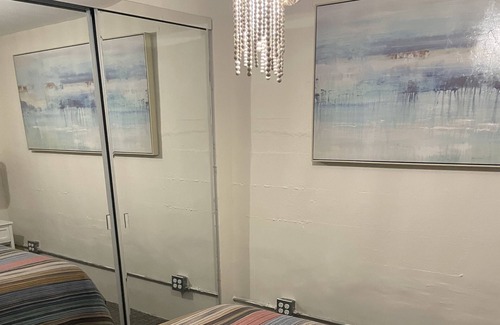 University City Apartamento | Separate apartment in bottom half of house. Own entrance-Great neighborhood!