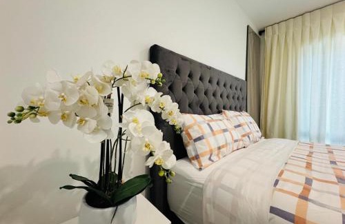 Wharewaka Casa | Separate entry room with share bathroom