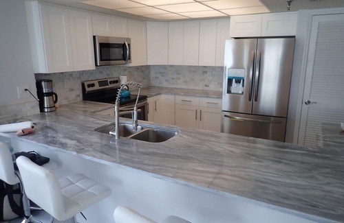 Redington Shores Condominio | Hermosa unidad de esquina frente a la playa de 2 camas / 2 baños con jacuzzi y electricidad FP.