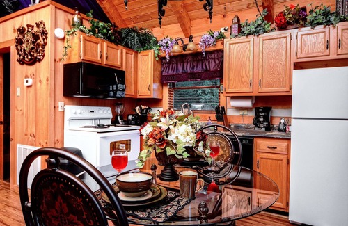 Sevierville Cabina | Knight of My Dreams ... Recluido, Vista impresionante, Elegante, Show de luces, EZ Access