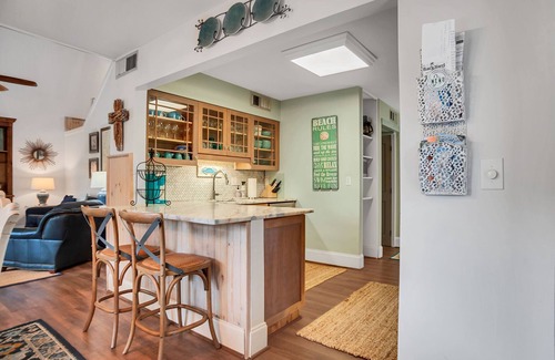 Sea Pines Villa | SNOWBIRDS GEM # 1 HARBOR TOWN LINX-NEW KITCHEN-2 KINGS-Q-XL TWIN-GRILL-POOL-KEY <