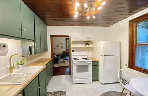 Baileys Harbor Cabaña | 4 BR + Coffee Bar + Firepit + Disc Golf - Sleeps 8