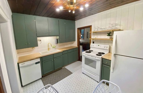 Baileys Harbor Cabaña | 4 BR + Coffee Bar + Firepit + Disc Golf - Sleeps 8