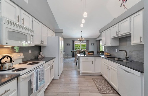 Marco Island Casa | Family Fun Getaway w/Beach Gear, Pool in Sun & WiFi ~1mi to Beach; Walk to Dining/Shops