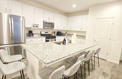 Tulare Casa | Sequoia Explorer's Retreat in Tulare, 3BDs/ 2.5 Baths, 5mins to Shopping Center