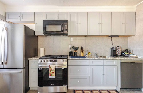 Visalia Casa | Sequoia/Kaweah Hospital Duplex 1/2