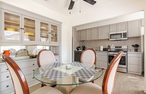 Visalia Casa | Sequoia/Kaweah Hospital Duplex 1/2