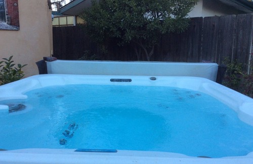 Visalia Casa | Sequoia Parks Coast Wineries Skiing-Enjoy Hot Tub Firepit Outdoor Kitchen