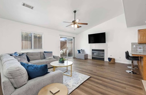 Visalia Casa | Sequoia Poolside Escape w BBQ & Fire pit