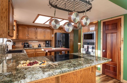 Yosemite Forks Casa | Sequoia's Dream: Mountain View, Spa, Heated Floors, Bar, Cinema! Near Yosemite!