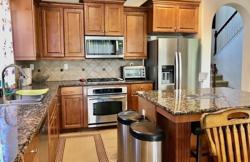 Visalia Casa | Sequoia Serenity: Charming 6/Br - fits 14