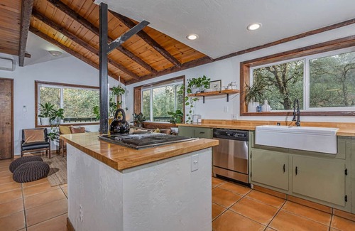 Three Rivers Cabina | Sequoia “Tree house” Light & Bright