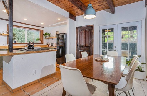 Three Rivers Cabina | Sequoia “Tree house” Light & Bright