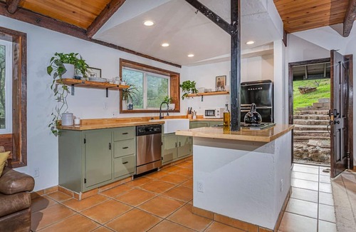 Three Rivers Cabina | Sequoia “Tree house” Light & Bright