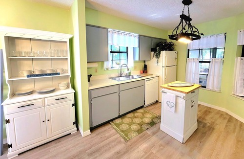 Inverness Cabaña | Serendipity Lakehouse with dock, canoes and kayaks plus we are pet friendly!