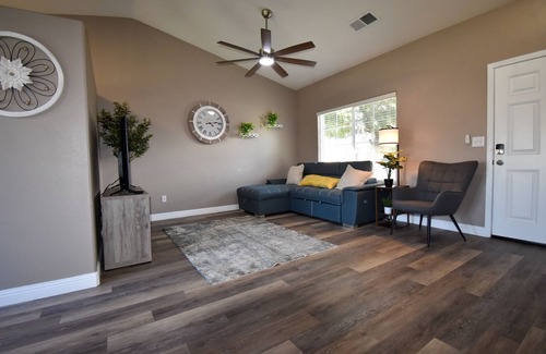 Porterville Casa | Serene 2 BR Cottage W/ SPA / Game Room / Office