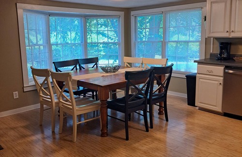 Whiteville Apartamento | Serene 3-bed, 3-bath apartment with AC in charming Whiteville