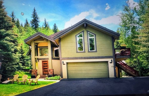 Intermountain Casa | Serene 3-bedroom 3.5 bath house with hot tub and parking next to the bus stop!