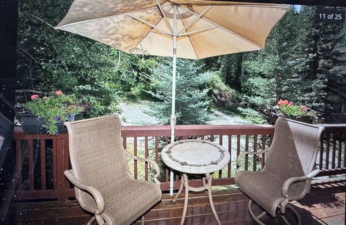 Intermountain Casa | Serene 3-bedroom 3.5 bath house with hot tub and parking next to the bus stop!