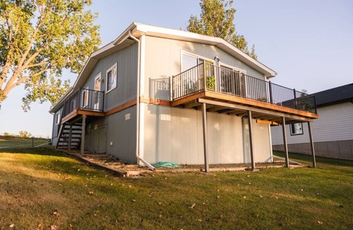 Aberdeen Casa | Serene 3-Bedroom Getaway with Stunning Lake Views