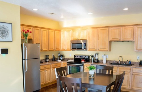 Kreole Apartamento | Serene 3BR Apt / 4TVs / Free Parking / Strong WiFi