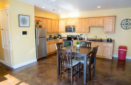 Kreole Apartamento | Serene 3BR Apt / 4TVs / Free Parking / Strong WiFi