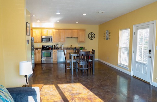 Kreole Apartamento | Serene 3BR Apt / 4TVs / Free Parking / Strong WiFi