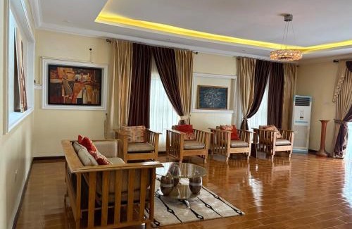 Abeokuta Apartamento | Serene 3BR Retreat with Lush private Garden, mini gym and spa access