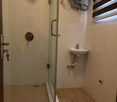 Abeokuta Apartamento | Serene 3BR Retreat with Lush private Garden, mini gym and spa access