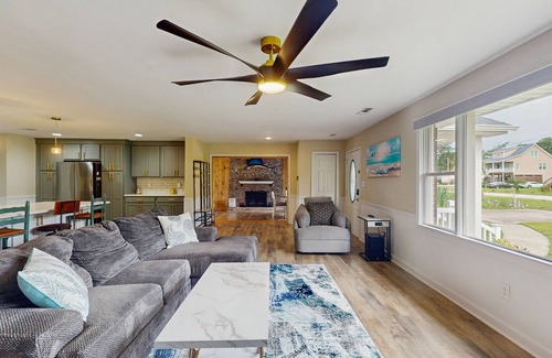Newport Casa | Serene 3BR Waterfront Retreat With A/C, Wifi, Two Kayaks, and Full Kitchen