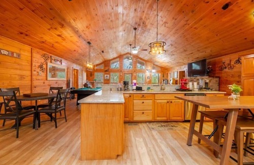 Sevierville Cabina | Serene 4BdRm Cabin w Outdoor KIT/FRPLC/Treehouse
