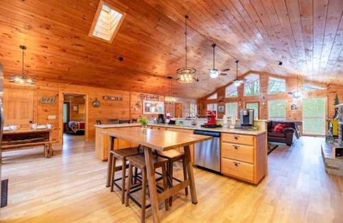Sevierville Cabina | Serene 4BdRm Cabin w Outdoor KIT/FRPLC/Treehouse