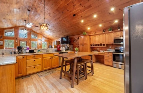 Sevierville Cabina | Serene 4BdRm Cabin w Outdoor KIT/FRPLC/Treehouse