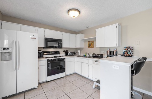 Brandon Casa | Serene 4BR Lakeside Retreat - Fire Pit & Comm Pool