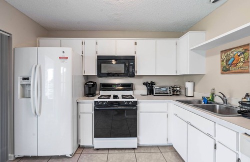 Brandon Casa | Serene 4BR Lakeside Retreat - Fire Pit & Comm Pool