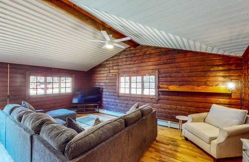 Monterey Casa | Serene Acreage - Pond - Hiking Trails Nearby
