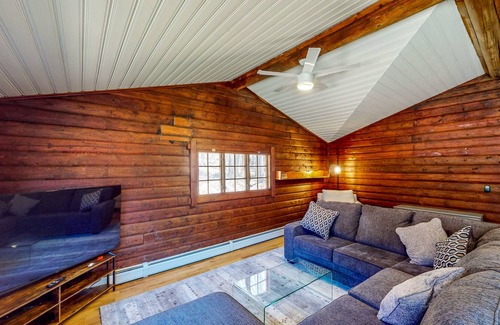Monterey Casa | Serene Acreage - Pond - Hiking Trails Nearby